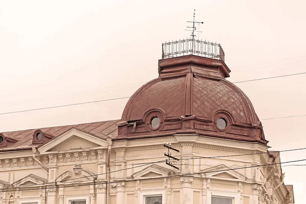 Telhado de edifício antigo em Chernivtsi, Ucrânia. Filtro vintage — Fotografia de Stock