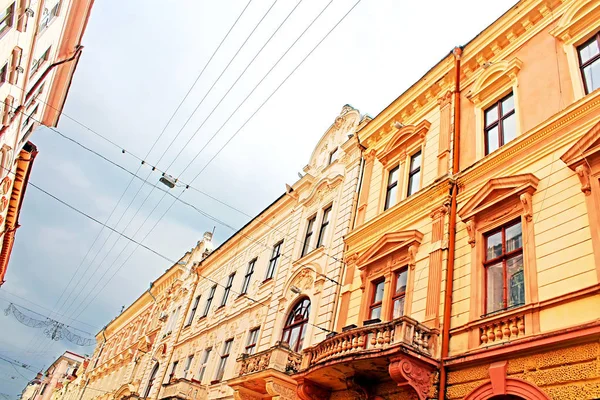 Архитектура на улице Ольги Кобылянской - одной из главных улиц Черновцов, Украина — стоковое фото
