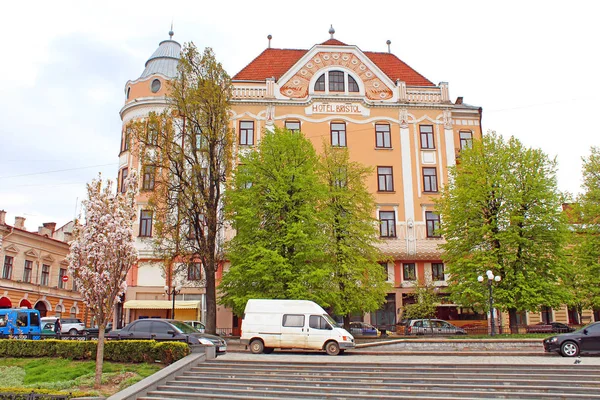 Ehemaliges Hotel Bristol vom philharmonischen Platz, wo Touristen und Einheimische gerne Tauben füttern — Stockfoto