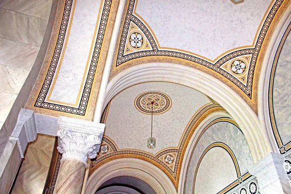 Prachtige patronen op het plafond in Chernivtsi Universiteit, West-Oekraïne, Europa — Stockfoto