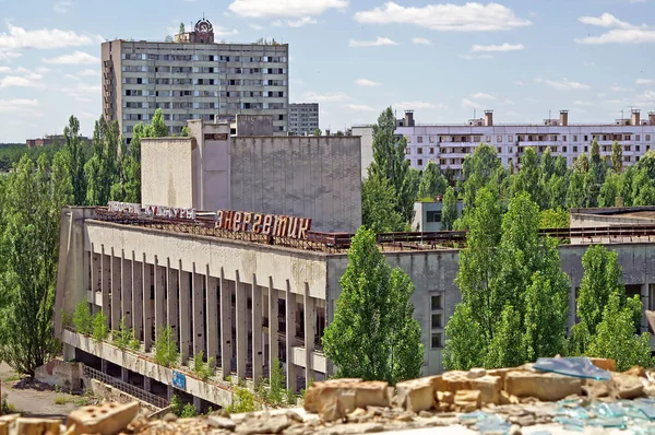 Kvarter av hus i Pripyat spökstad av Chornobyl säkerhetszon, Ukraina — Stockfoto