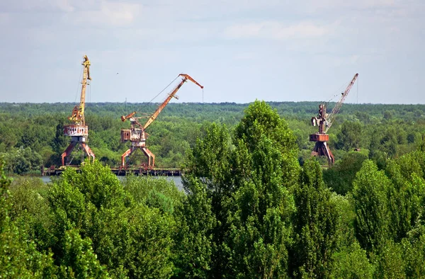 Εγκαταλελειμμένα βιομηχανικά γερανοί στη ζώνη του Τσερνόμπιλ. Chornobyl Disaste — Φωτογραφία Αρχείου