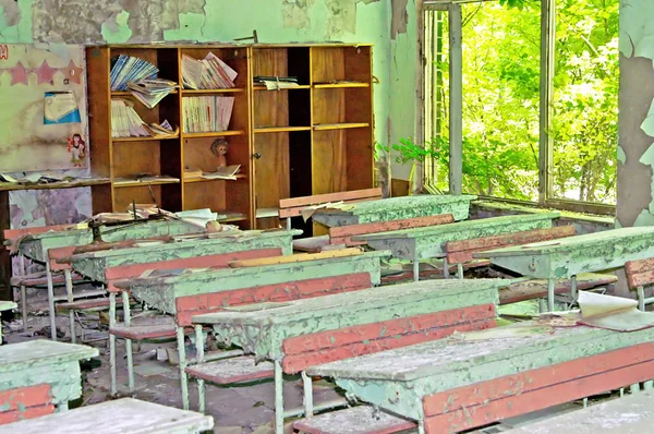 Edificio abandonado Interior en la escuela en la zona de Chernobyl. Chornobyl Desastre — Foto de Stock