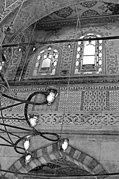 イスラムの青いモスクの中に点灯します。白黒フィルター — ストック写真
