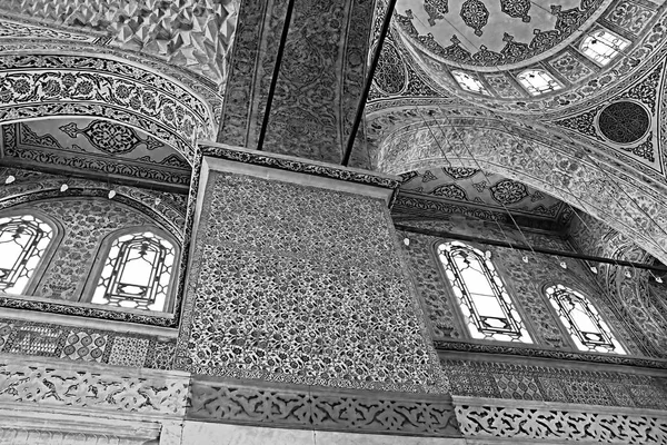 Wewnątrz Islamskiej Błękitnego Meczetu. Filtr czarno-biały — Zdjęcie stockowe