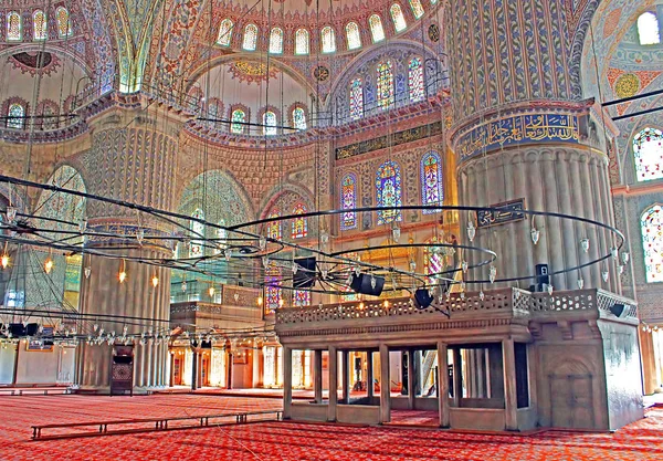 Inside the Blue Mosque (Sultanahmet Camii) in the evening. It was built from 1609 to 1616, during the rule of Ahmed I — Stock Photo, Image