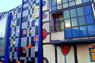 Spittelau atık yakma ve bölge ısıtma tesisi Hundertwasse tarafından akşam