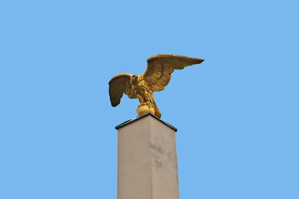 Nahaufnahme der Säule des Schlosses Schonbrunn in Wien mit dem Steinadler — Stockfoto