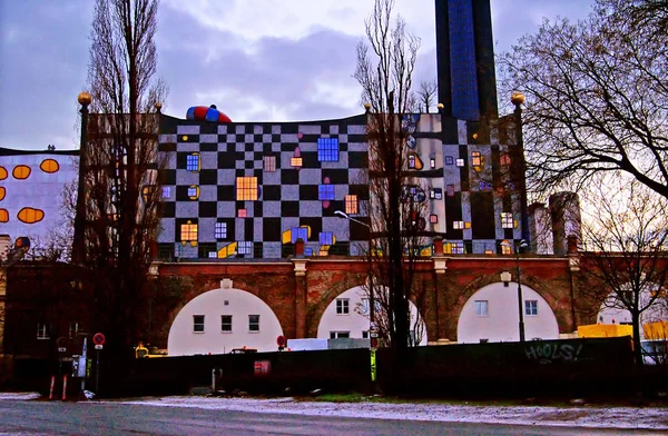 Incineração de resíduos de Spittelau e instalação de aquecimento urbano por Hundertwasse à noite — Fotografia de Stock