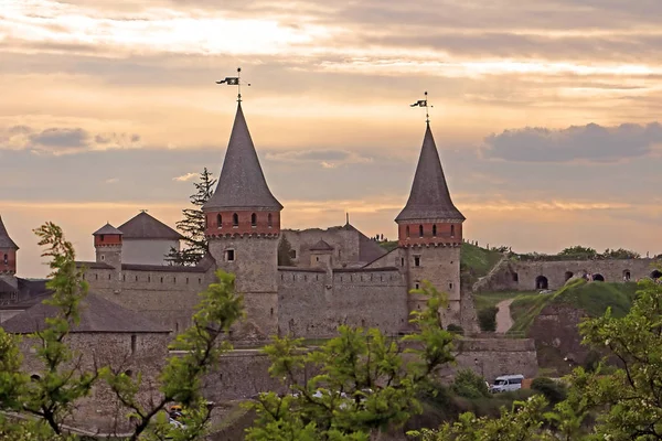 El castillo de Kamianets-Podilskyi es un antiguo castillo ruteno-lituano y una fortaleza polaca de tres partes situada en la histórica ciudad de Kamianets-Podilskyi al atardecer, Ucrania. — Foto de Stock