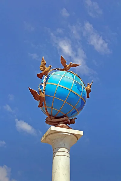 Globus (Globe) Monumento sulla Piazza dell'Indipendenza (Maidan Nezalezhnosti). Kiev, Ucraina — Foto Stock