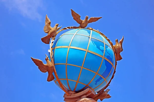 Globus (Globe) Monumento en la Plaza de la Independencia (Maidan Nezalezhnosti). Kiev, Ucrania — Foto de Stock