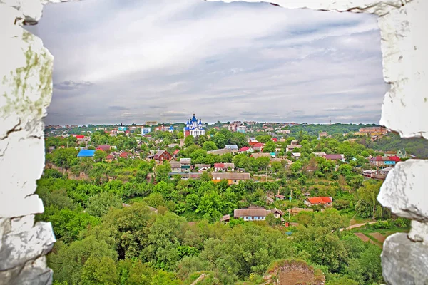 Kamianets-Podilskyi ciudad y la Catedral de San Jorge vista desde el castillo, Ucrania —  Fotos de Stock