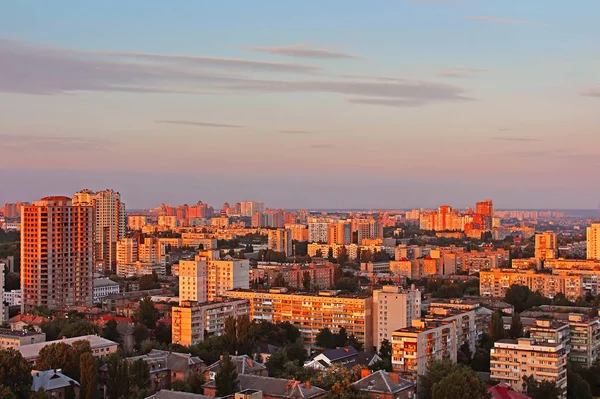 Dortoir de la ville de Kiev sur le magnifique coucher de soleil, Ukraine — Photo