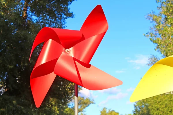 Große rote und gelbe Kinderwindrader im Natalka-Park, Kyiv, Ukraine — Stockfoto