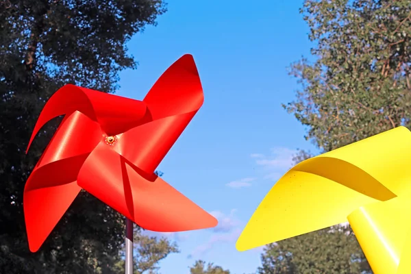 大红色和黄色儿童风车在 Natalka 公园，基辅，乌克兰 — 图库照片