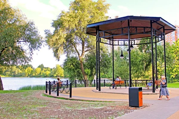 La gente local y los turistas descansan en el parque Natalka, Kiev, Ucrania — Foto de Stock