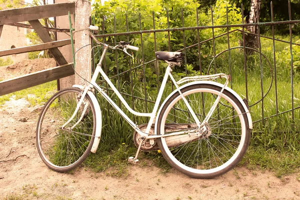 Bicicletta bianca nel villaggio. Filtro vintage — Foto Stock