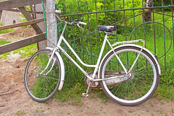 Bicicletta bianca nel villaggio — Foto Stock