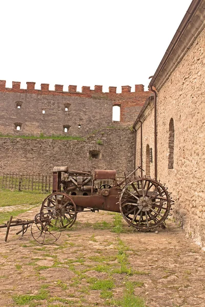 Old vehicle in Medzhybizh castle, Ukraine. Medzhybizh Castle, built as a bulwark against Ottoman expansion in the 1540s, became one of the strongest fortresses of the Crown of the Kingdom of Poland in Podolia — Stock Photo, Image