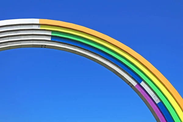 Arco da Amizade dos Povos, pintado em cores do arco-íris, em preparação para o concurso de música Eurovisão-2017 — Fotografia de Stock