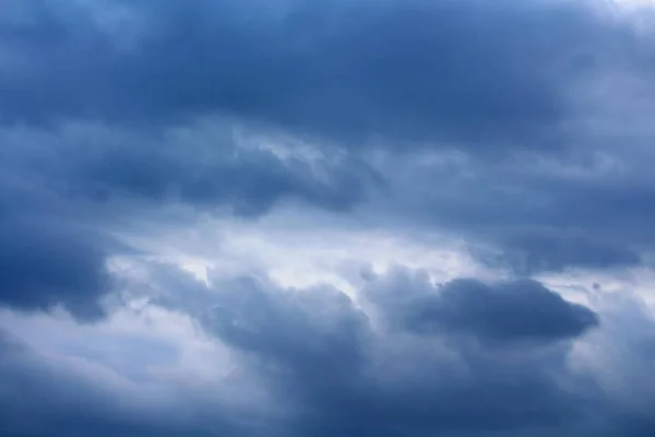 Nubes de lluvia o Nimbus en temporada de lluvias — Foto de Stock