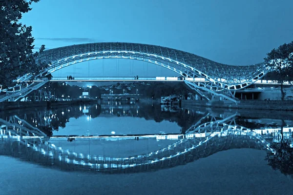 Brug van vrede in Tbilisi, Georgië. Filter is toegepast — Stockfoto