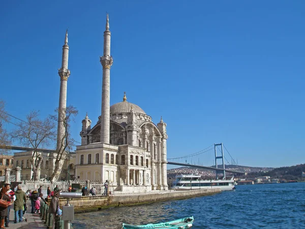 Mesquita de Ortakoy e a Ponte do Bósforo em Istambul, Turquia — Fotografia de Stock