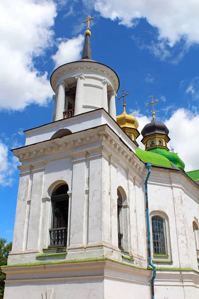 Bir kilise hemen bir alana Berestove, Kiev, Ukrayna bilinen mağaralar Manastırı kuzeyinde bulunan Berestovo, kurtarıcı kilisesidir — Stok fotoğraf