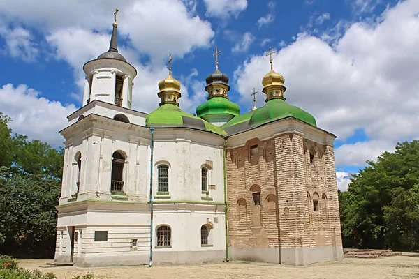 Церковь Спаса на Берестове - церковь, расположенная непосредственно к северу от Монастыря пещер в районе, известном как Берестово, Киев, Украина — стоковое фото