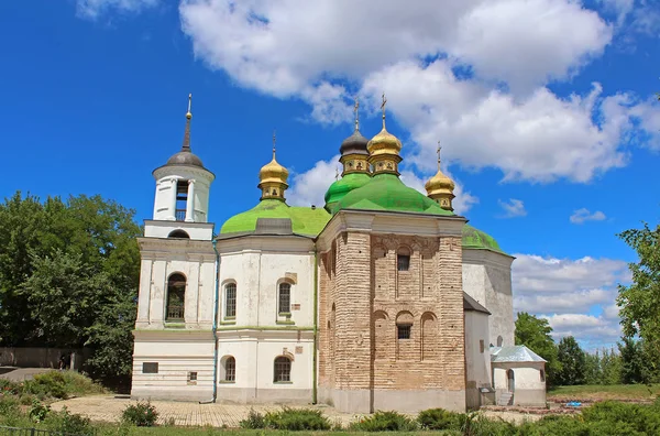 Bir kilise hemen bir alana Berestove, Kiev, Ukrayna bilinen mağaralar Manastırı kuzeyinde bulunan Berestovo, kurtarıcı kilisesidir — Stok fotoğraf