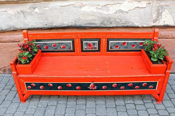 Bright bench on the street of Lviv, Ukraine. Local people call such bench 'bambetli' — Stock Photo, Image