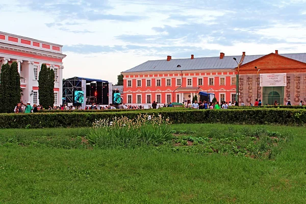 Operafesttulchyn、オープンエアの国際オペラ フェスティバル、ポトツキ領土宮殿、ヴィーンヌィツャ地域、ウクライナの Tulchyn で開催されました。 — ストック写真