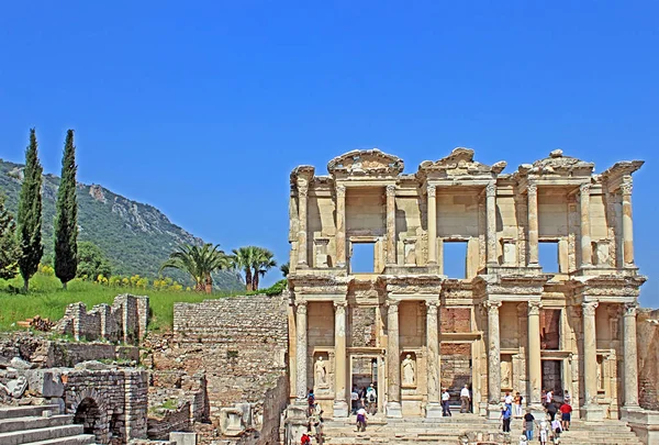 Kimliği belirsiz turist Yunan-Roma Harabeleri Efes ziyaret edin. Türkiye'de en çok ziyaret edilen yerlerden biri olarak Unesco daimi listesi üyeliği için Ephesus geçerlidir — Stok fotoğraf