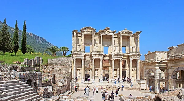 Neznámí turisté navštívit Řecko římské ruiny z Efesu. Efesu platí za členství trvalé seznam Unesco jako jeden z nejvíce navštěvovaných míst v Turecku — Stock fotografie