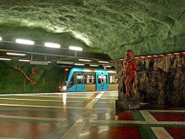 Norrmalm bölgesinde bulunan Stockholm Metro, Kungstradgarden istasyonu. Bu hat 10 ve hat 11 sonu İstasyonu ve 30 Ekim 1977 tarihinde açıldı, Stockholm, Isveç 91st istasyonu olarak