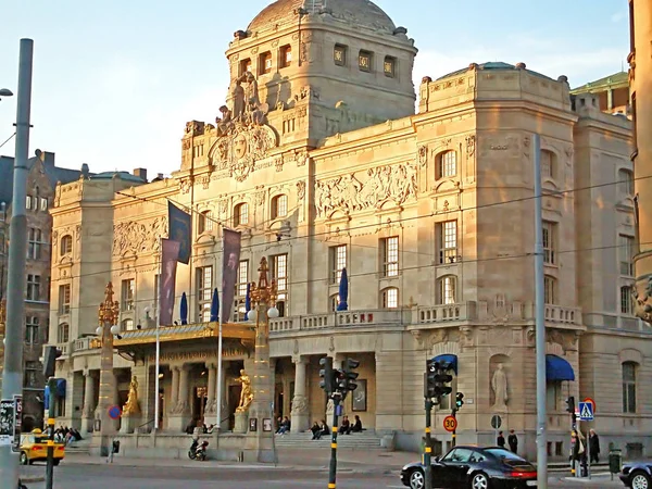 Gatuvy på Dramaten med gulddekorationer i Stockholm, Sveriges huvudstad — Stockfoto