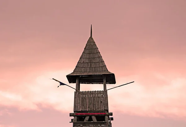 Torre na entrada da cidade de Kamianets-Podilskyi no nascer do sol, Ucrânia — Fotografia de Stock