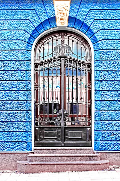 Porta do Banco Nacional em Chernivtsi. A rua pedonal chamada Olga Kobylianska. Arquitetura na cidade velha Chernivtsi. Ucrânia Ocidental — Fotografia de Stock