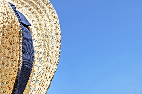 Sombrero de paja en el fondo del cielo — Foto de Stock