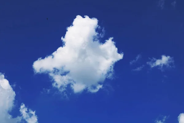 Nube contra el cielo azul — Foto de Stock