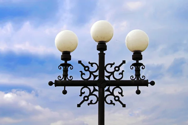 Straat lamp tegen blauwe hemel in Chernihiv, Oekraïne — Stockfoto