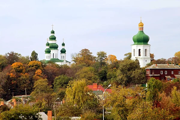 De toren van de klok (17de eeuw) en kerk van Eletsky vrouwenklooster en de stad van Chernihiv, de Oekraïne — Stockfoto