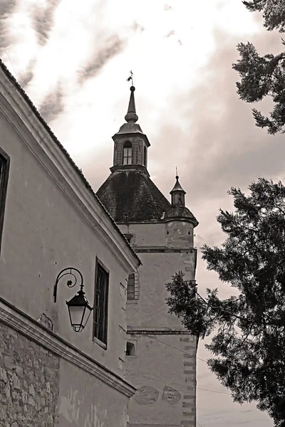 Kamianets-Podilskyi, Ukrayna Ermeni Kilisesi'nin çan kulesi. Siyah ve beyaz filtre — Stok fotoğraf