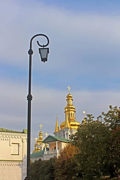 遠い洞窟と教会の誕生祝福された処女神聖な仮定のキエフ Pechrsk Lavra 修道院、秋にキエフ、ウクライナの鐘楼。ウクライナの最も古い正統派修道院で 1051 からデート — ストック写真