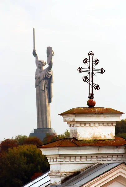 Cruz de Kiev-Pechersk Lavra y el monumento "Madre Patria" en Kiev, Ucrania en otoño — Foto de Stock