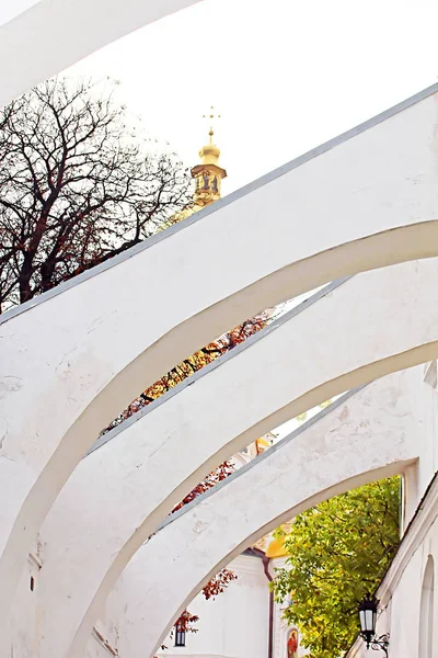 Starověké archs nedaleko Uspenské katedrály v klášter Kyjevskopečerská lávra. Kyjev, Ukrajina na podzim — Stock fotografie