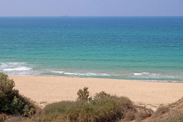 Песчаный пляж Средиземного моря в Национальном парке Ашкелон, Израиль — стоковое фото
