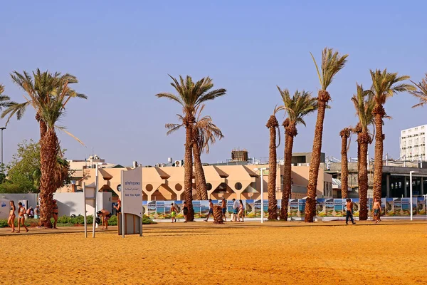 Vakantiegangers en toeristen Baden in de dode zee op de achtergrond van de luxehotels in Ein Bokek, Dead Sea, Israël — Stockfoto