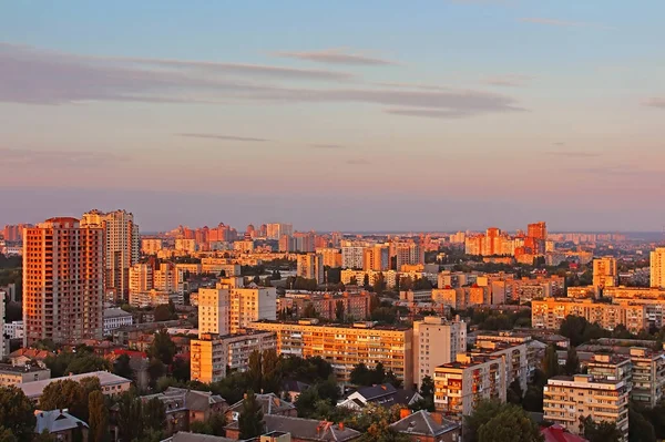 Dortoir de la ville de Kiev sur le magnifique coucher de soleil, Ukraine — Photo